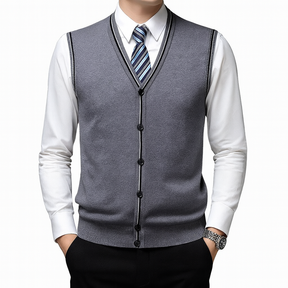 Colete Masculino de Lã com Botões Romenzi RZ655 em detalhe, peça elegante e resistente em lã premium, ideal para looks casuais ou formais sofisticados.