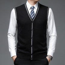 Colete Masculino de Lã com Botões Romenzi RZ655 em detalhe, peça elegante e resistente em lã premium, ideal para looks casuais ou formais sofisticados.
