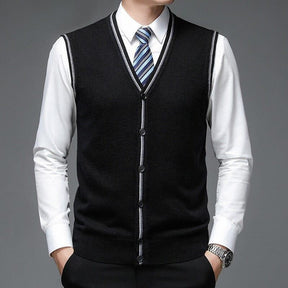 Colete Masculino de Lã com Botões Romenzi RZ655 em detalhe, peça elegante e resistente em lã premium, ideal para looks casuais ou formais sofisticados.