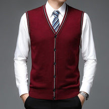 Colete Masculino de Lã com Botões Romenzi RZ655 em detalhe, peça elegante e resistente em lã premium, ideal para looks casuais ou formais sofisticados.