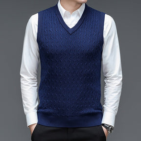 Colete Masculino de Suéter em Lã Romenzi RZ656 em detalhe, peça elegante e aconchegante em lã premium, ideal para looks casuais ou passeios ao ar livre.