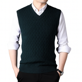 Colete Masculino de Suéter em Lã Romenzi RZ656 em detalhe, peça elegante e aconchegante em lã premium, ideal para looks casuais ou passeios ao ar livre.