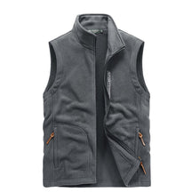 Colete Masculino em Lã Vergast Romenzi RZ657 em detalhe, peça sofisticada em lã premium, ideal para aquecer e compor visuais masculinos elegantes no frio.