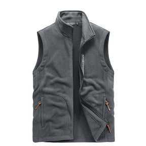 Colete Masculino em Lã Vergast Romenzi RZ657 em detalhe, peça sofisticada em lã premium, ideal para aquecer e compor visuais masculinos elegantes no frio.