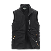 Colete Masculino em Lã Vergast Romenzi RZ657 em detalhe, peça sofisticada em lã premium, ideal para aquecer e compor visuais masculinos elegantes no frio.