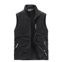 Colete Masculino em Lã Vergast Romenzi RZ657 em detalhe, peça sofisticada em lã premium, ideal para aquecer e compor visuais masculinos elegantes no frio.