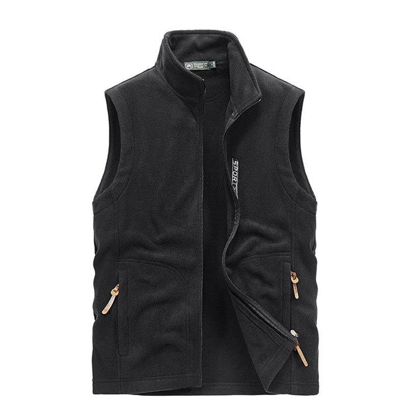 Colete Masculino em Lã Vergast Romenzi RZ657 em detalhe, peça sofisticada em lã premium, ideal para aquecer e compor visuais masculinos elegantes no frio.