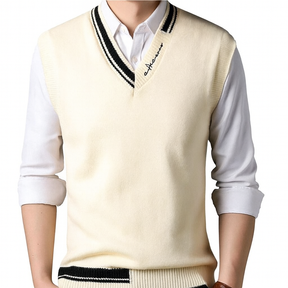 Colete Masculino em Lã Vintage Romenzi RZ658 em detalhe, peça elegante e resistente em lã premium, com design retrô que adiciona charme autêntico ao visual.