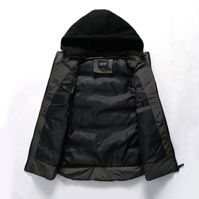 Colete Masculino Puffer Com Capuz Romenzi RZ659 em detalhe, peça acolchoada resistente e sofisticada, ideal para aquecer e compor visuais de inverno.