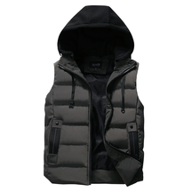 Colete Masculino Puffer Com Capuz Romenzi RZ659 em detalhe, peça acolchoada resistente e sofisticada, ideal para aquecer e compor visuais de inverno.