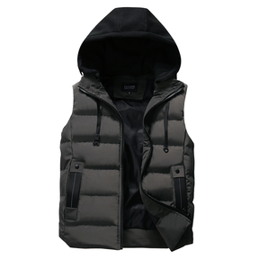 Colete Masculino Puffer Com Capuz Romenzi RZ659 em detalhe, peça acolchoada resistente e sofisticada, ideal para aquecer e compor visuais de inverno.