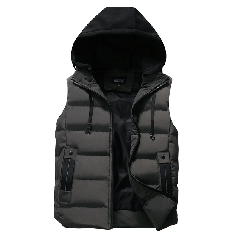 Colete Masculino Puffer Com Capuz Romenzi RZ659 em detalhe, peça acolchoada resistente e sofisticada, ideal para aquecer e compor visuais de inverno.