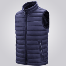Colete Masculino Puffer Romenzi RZ670 em detalhe, peça acolchoada resistente e sofisticada, ideal para aquecer com estilo em dias frios de até -6ºC.