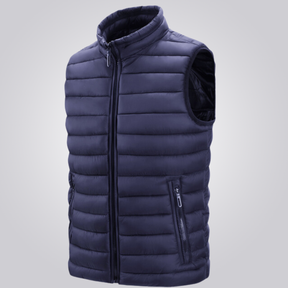 Colete Masculino Puffer Romenzi RZ670 em detalhe, peça acolchoada resistente e sofisticada, ideal para aquecer com estilo em dias frios de até -6ºC.