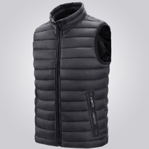 Colete Masculino Puffer Romenzi RZ670 em detalhe, peça acolchoada resistente e sofisticada, ideal para aquecer com estilo em dias frios de até -6ºC.