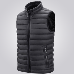Colete Masculino Puffer Romenzi RZ670 em detalhe, peça acolchoada resistente e sofisticada, ideal para aquecer com estilo em dias frios de até -6ºC.