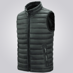 Colete Masculino Puffer Romenzi RZ670 em detalhe, peça acolchoada resistente e sofisticada, ideal para aquecer com estilo em dias frios de até -6ºC.