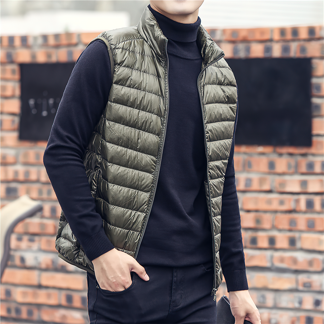 Colete Masculino Puffer Vergara Romenzi RZ671 em detalhe, peça acolchoada sofisticada e resistente, ideal para aquecer com estilo em ocasiões casuais ou formais.