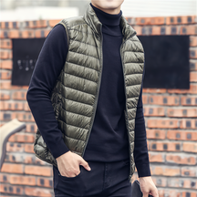 Colete Masculino Puffer Vergara Romenzi RZ671 em detalhe, peça acolchoada sofisticada e resistente, ideal para aquecer com estilo em ocasiões casuais ou formais.