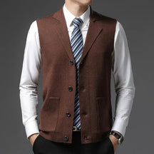 Colete Masculino Social Classic Romenzi RZ660 em detalhe, peça social sofisticada e resistente, ideal para compor visuais masculinos elegantes e formais.