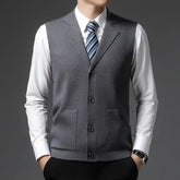 Colete Masculino Social Classic Romenzi RZ660 em detalhe, peça social sofisticada e resistente, ideal para compor visuais masculinos elegantes e formais.