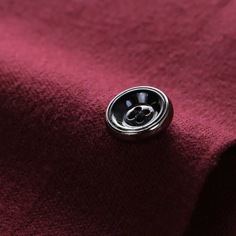 Colete Masculino Social Classic Romenzi RZ660 em detalhe, peça social sofisticada e resistente, ideal para compor visuais masculinos elegantes e formais.