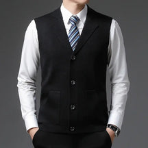 Colete Masculino Social Classic Romenzi RZ660 em detalhe, peça social sofisticada e resistente, ideal para compor visuais masculinos elegantes e formais.
