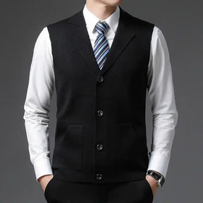 Colete Masculino Social Classic Romenzi RZ660 em detalhe, peça social sofisticada e resistente, ideal para compor visuais masculinos elegantes e formais.