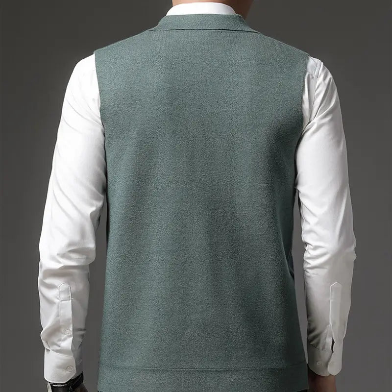 Colete Masculino Social Classic Romenzi RZ660 em detalhe, peça social sofisticada e resistente, ideal para compor visuais masculinos elegantes e formais.