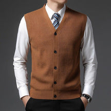 Colete Masculino Social England Romenzi RZ661 em detalhe, peça social sofisticada e resistente, ideal para compor looks masculinos formais com elegância.