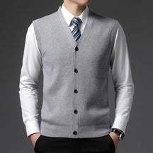 Colete Masculino Social England Romenzi RZ661 em detalhe, peça social sofisticada e resistente, ideal para compor looks masculinos formais com elegância.