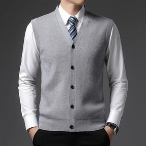 Colete Masculino Social England Romenzi RZ661 em detalhe, peça social sofisticada e resistente, ideal para compor looks masculinos formais com elegância.