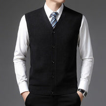 Colete Masculino Social England Romenzi RZ661 em detalhe, peça social sofisticada e resistente, ideal para compor looks masculinos formais com elegância.