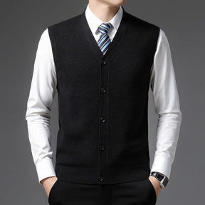 Colete Masculino Social England Romenzi RZ661 em detalhe, peça social sofisticada e resistente, ideal para compor looks masculinos formais com elegância.