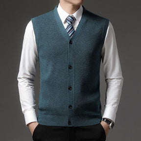 Colete Masculino Social England Romenzi RZ661 em detalhe, peça social sofisticada e resistente, ideal para compor looks masculinos formais com elegância.