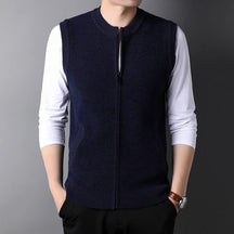 Colete Masculino Tricot de Lã Boston Romenzi RZ663 em detalhe, peça versátil em lã premium que une conforto, durabilidade e elegância em qualquer ocasião.