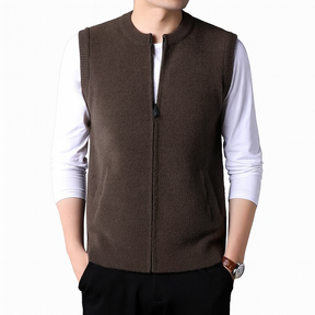 Colete Masculino Tricot de Lã Boston Romenzi RZ663 em detalhe, peça versátil em lã premium que une conforto, durabilidade e elegância em qualquer ocasião.