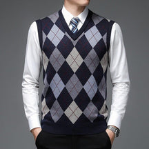Colete Masculino Tricot Diamond Romenzi RZ665 em detalhe, peça sofisticada em tricot resistente e elegante, ideal para produções casuais ou sociais.