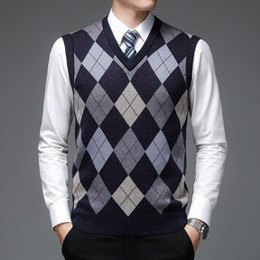 Colete Masculino Tricot Diamond Romenzi RZ665 em detalhe, peça sofisticada em tricot resistente e elegante, ideal para produções casuais ou sociais.