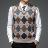 Colete Masculino Tricot Diamond Romenzi RZ665 em detalhe, peça sofisticada em tricot resistente e elegante, ideal para produções casuais ou sociais.