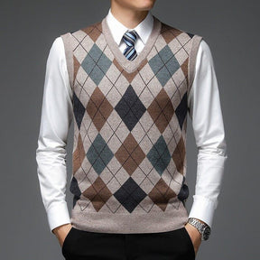 Colete Masculino Tricot Diamond Romenzi RZ665 em detalhe, peça sofisticada em tricot resistente e elegante, ideal para produções casuais ou sociais.