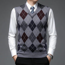 Colete Masculino Tricot Diamond Romenzi RZ665 em detalhe, peça sofisticada em tricot resistente e elegante, ideal para produções casuais ou sociais.