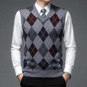 Colete Masculino Tricot Diamond Romenzi RZ665 em detalhe, peça sofisticada em tricot resistente e elegante, ideal para produções casuais ou sociais.