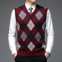 Colete Masculino Tricot Diamond Romenzi RZ665 em detalhe, peça sofisticada em tricot resistente e elegante, ideal para produções casuais ou sociais.