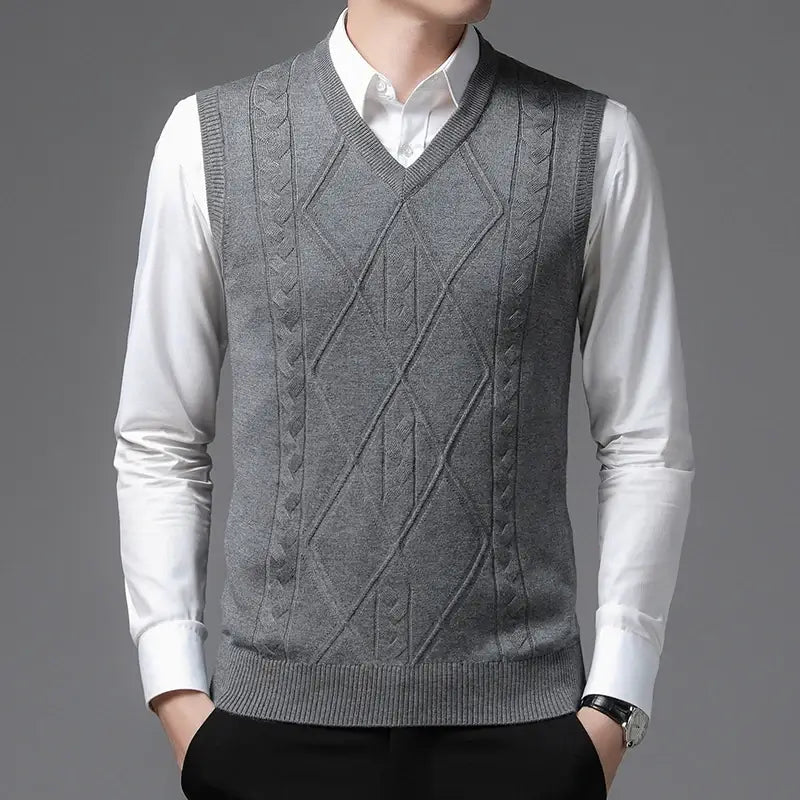 Colete Masculino Tricot Versa Romenzi RZ667 em detalhe, peça sofisticada em tricot de alta qualidade, versátil e elegante para looks casuais ou sociais.
