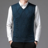 Colete Masculino Tricot Versa Romenzi RZ667 em detalhe, peça sofisticada em tricot de alta qualidade, versátil e elegante para looks casuais ou sociais.