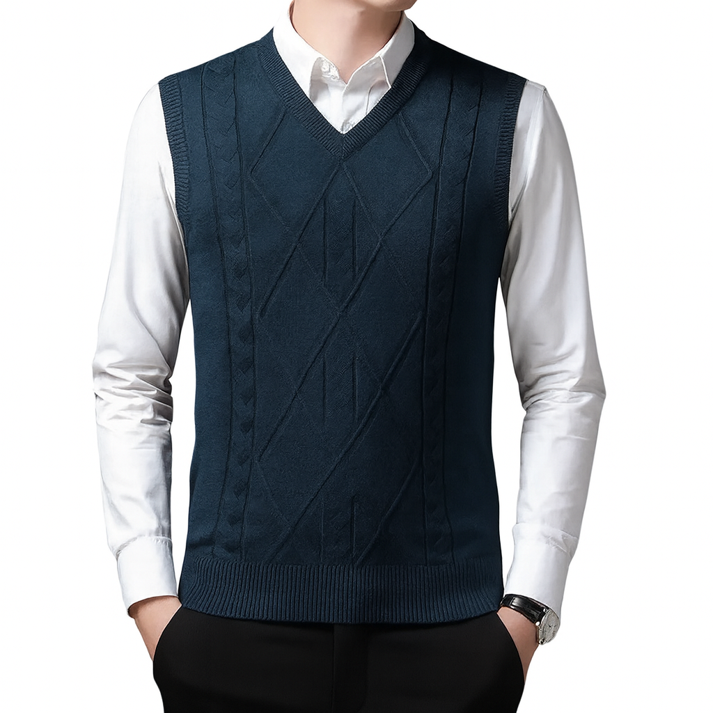 Colete Masculino Tricot Versa Romenzi RZ667 em detalhe, peça sofisticada em tricot de alta qualidade, versátil e elegante para looks casuais ou sociais.
