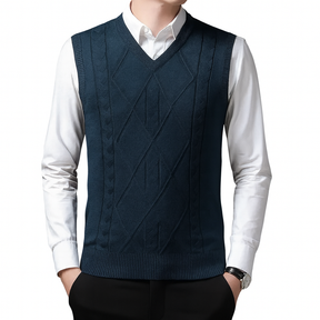 Colete Masculino Tricot Versa Romenzi RZ667 em detalhe, peça sofisticada em tricot de alta qualidade, versátil e elegante para looks casuais ou sociais.