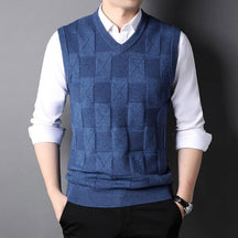 Colete Masculino Tricot Xadrez Romenzi RZ668 em detalhe, peça sofisticada em tricot premium com padronagem clássica, ideal para looks casuais e formais.