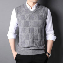 Colete Masculino Tricot Xadrez Romenzi RZ668 em detalhe, peça sofisticada em tricot premium com padronagem clássica, ideal para looks casuais e formais.